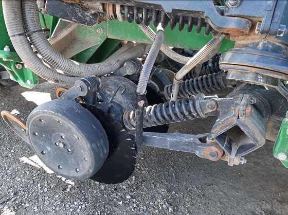 Notched discs for seed drilling and fertilizing