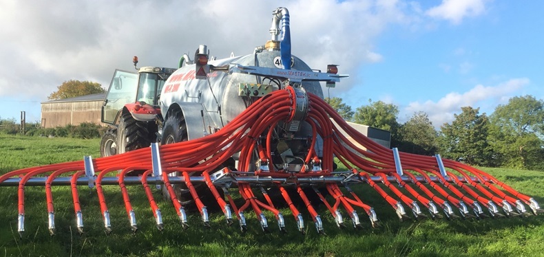 Mastek Supercut debris crusher on universal bar for slurry spreading